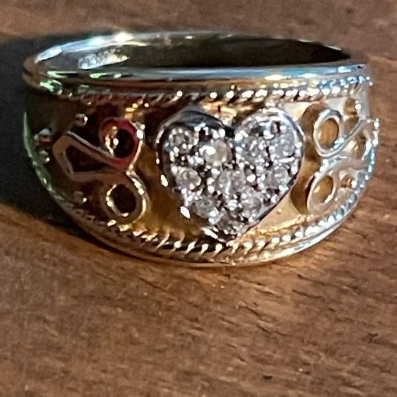 Vintage 10KT .10 TW Diamond Heart Ring Size 7 weighs 2.9 Grams Beauty!! Classy - Picture 1 of 9